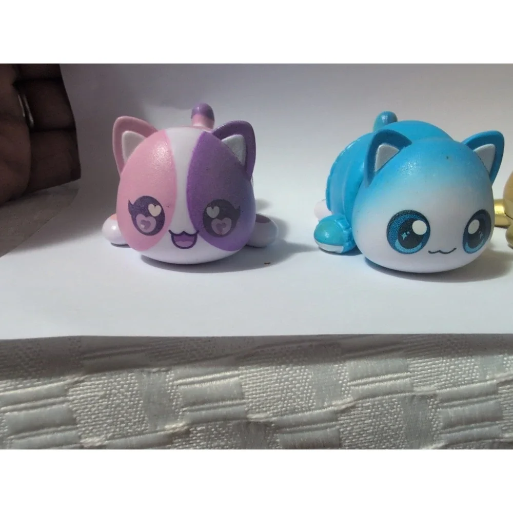 Aphmau Mystery MeeMeows Mini Figures Lot of 5 - Includes 3 GLOW IN THE DARK